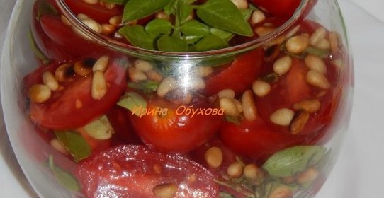 Салат из помидор с кедровыми орешками.