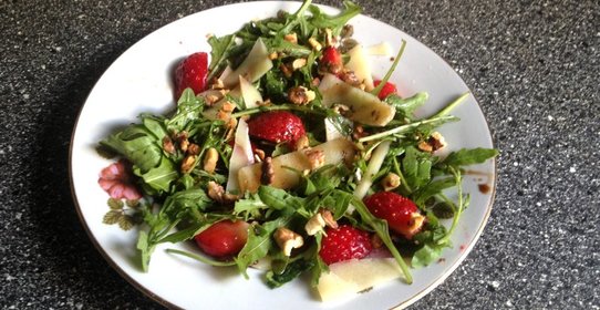 Салат из рукколы, клубники и пармезана