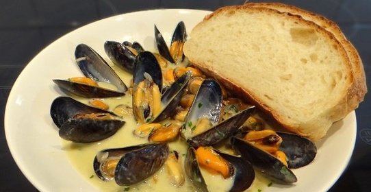 Мидии под соусом