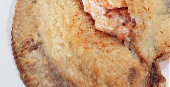 Камбала, фаршированная креветками и сыром