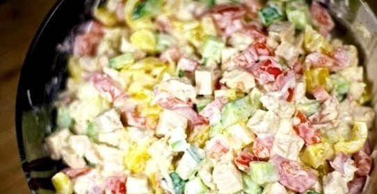 Салат с курицей и овощами