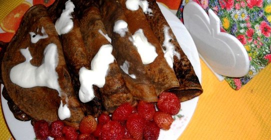 Шоколадные блинчики с ягодами