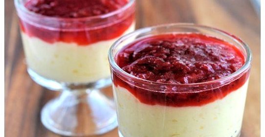 Тапиока с клубнично-ревенным компотом