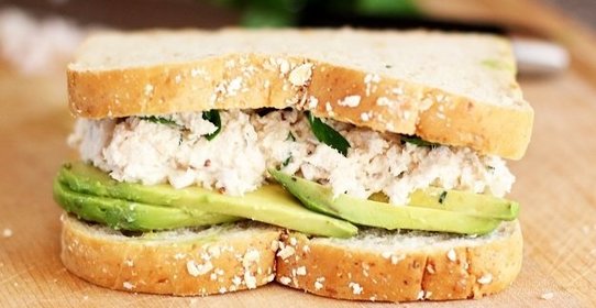 Сэндвич с тунцом, гуакамоле и салатом