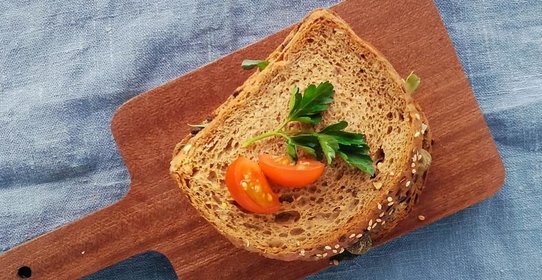 Брускетта с оливковой пастой и каперсами