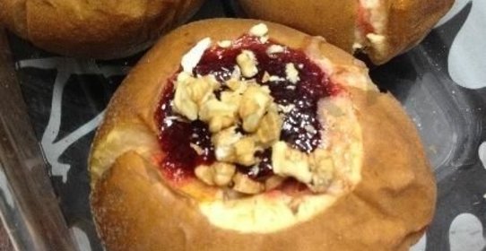 Запеченные яблоки с орехами и джемом