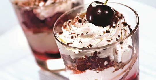 Вишня с шоколадом и миндальным кремом