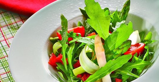 Теплый салат из спаржи