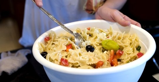 Cалат с макаронами Бантики