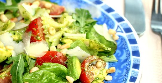 Салат с фарфалле, помидорами и соусом песто