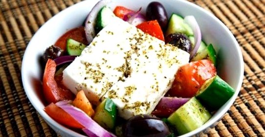 Греческий салат с винным уксусом