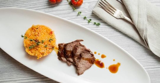 Фланк стейк в соусе терияки на гриле с томатным кускусом