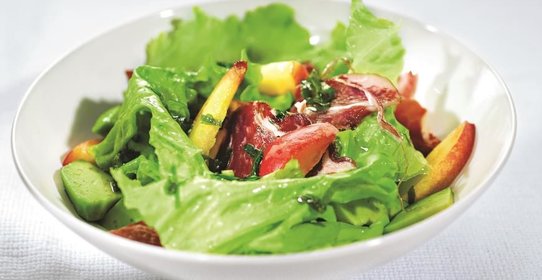 Салат из нектаринов, авокадо и ветчины