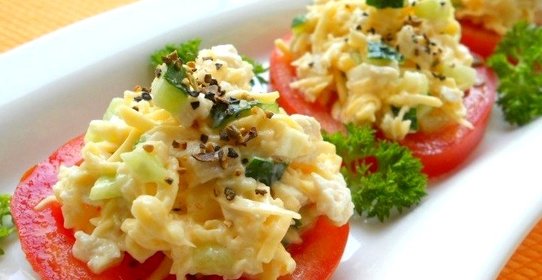 Куриный салат на помидорах