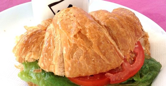 Kруассан с тунцом, листьями салата и помидорoм