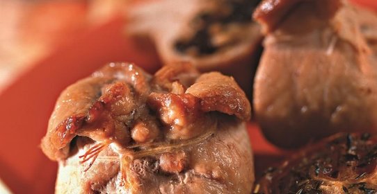 Мешочки из свиных отбивных с запеченными томатами