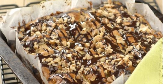 Фруктовая шарлотка с шоколадной глазурью