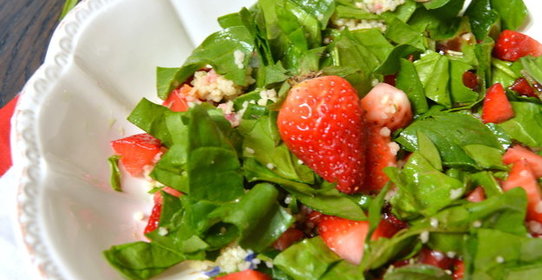 Салат с кускусом, клубникой и шпинатом