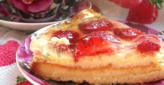 Бисквитный торт с клубникой и сырным кремом