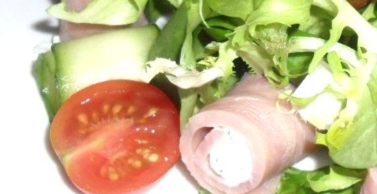 Салат из ветчины и творожного сыра