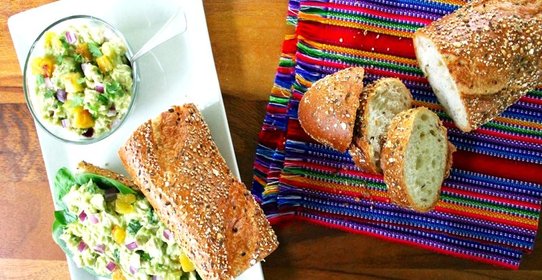 Cалат с ананасом, и курицей, и орехами