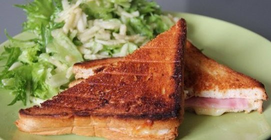 Croque-monsieur с салатом из зеленого яблока к завтраку