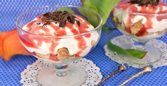 Творожный десерт с печеньем, клубничным джемом и шоколадом