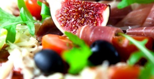 Салат из козьего сыра с инжиром