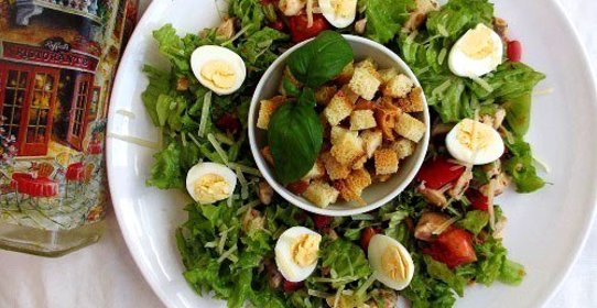 Теплый салат с курицей и киви