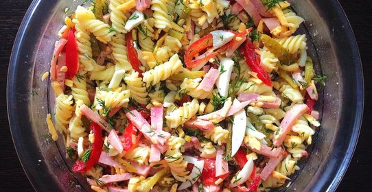 Итальянский салат с макаронами, ветчиной и солеными огурцами