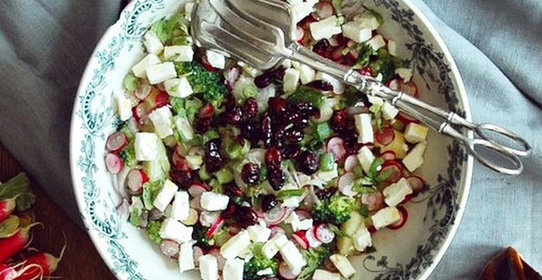 Салат с картофелем, брокколи и сушеной клюквой