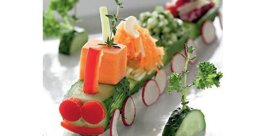 Салаты в огуречных вагончиках