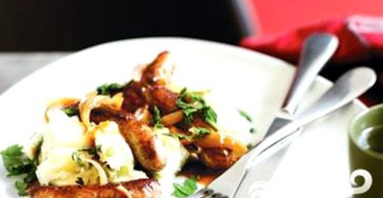 Колбаски с пюре и подливой