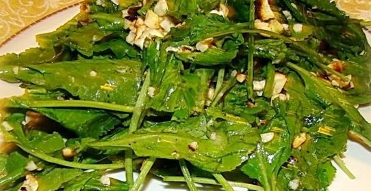 Салат из рукколы с горчицей и грецкими орехами