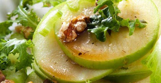 Яблочный салат с орехами в карамели