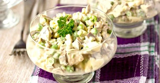 Салат «Гринни» с индюшиными сердечками и зелёным горошком