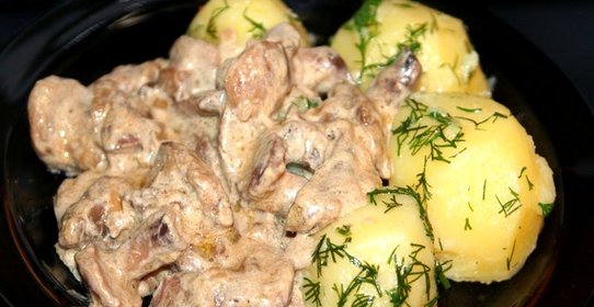 Маслята, тушеные с картофелем