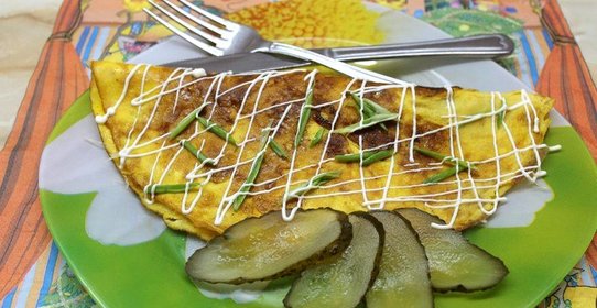 Омлет из двух яиц фаршированный твердым сыром и грибами