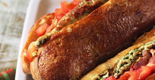 Сытный сэндвич с беконом и омлетом