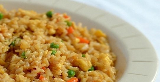 Рис с морковкой и луком на сковороде