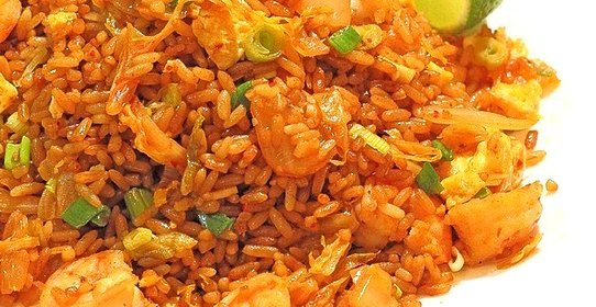 Классический жареный рис по‑кантонски с курицей и креветками