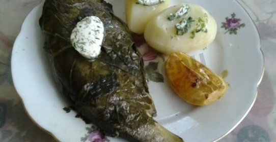 Форель речная запеченная в листьях хрена