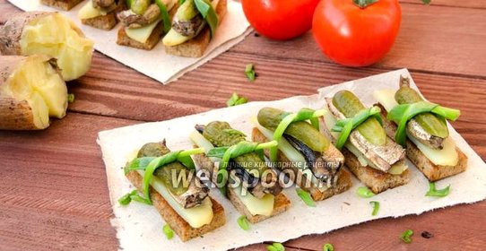Тосты со шпротами и огурцами