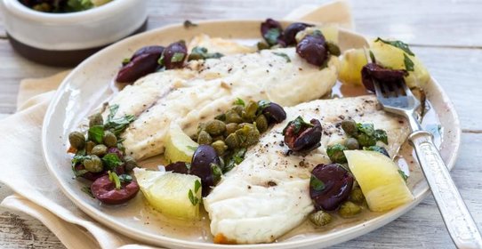 Сибас с маслинами, каперсами и лимоном