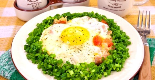 Яичница с ветчиной и помидорами