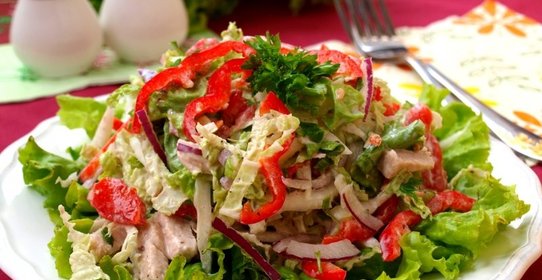 Салат из пекинской капусты с бужениной, болгарским перцем и помидорами
