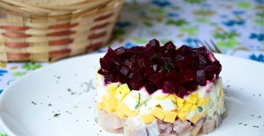 Салат со свеклой сыром и сельдью