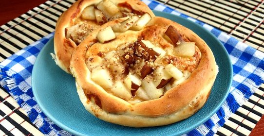 Ватрушки с грушей и орехами