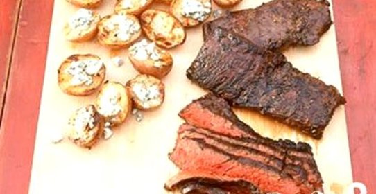 Говяжий стейк с голубым сыром и картофелем