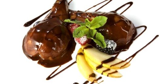 Печеные груши с сушеной вишней и шоколадным соусом